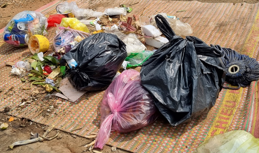 Rác vứt ngổn ngang trên đường Tôn Thất Tùng.