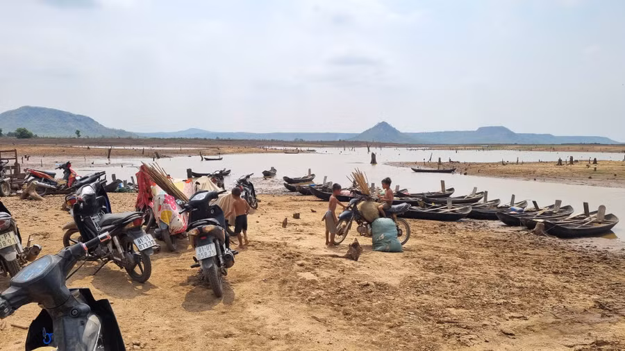 Năm nay hến được mùa nên hầu như ngày nào, bà con các làng ở xã Ayun cũng tranh thủ ra ven hồ Ayun Hạ để bắt, kiếm thêm thu nhập, tạo nên khung cảnh nhộn nhịp, tấp nập.