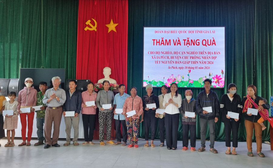 Đoàn trao quà cho người nghèo tại xã Ia Púch. Ảnh: H.P