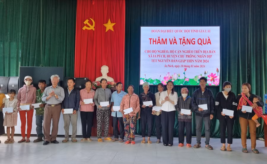 Đoàn trao quà cho người nghèo tại xã Ia Púch. Ảnh: H.P