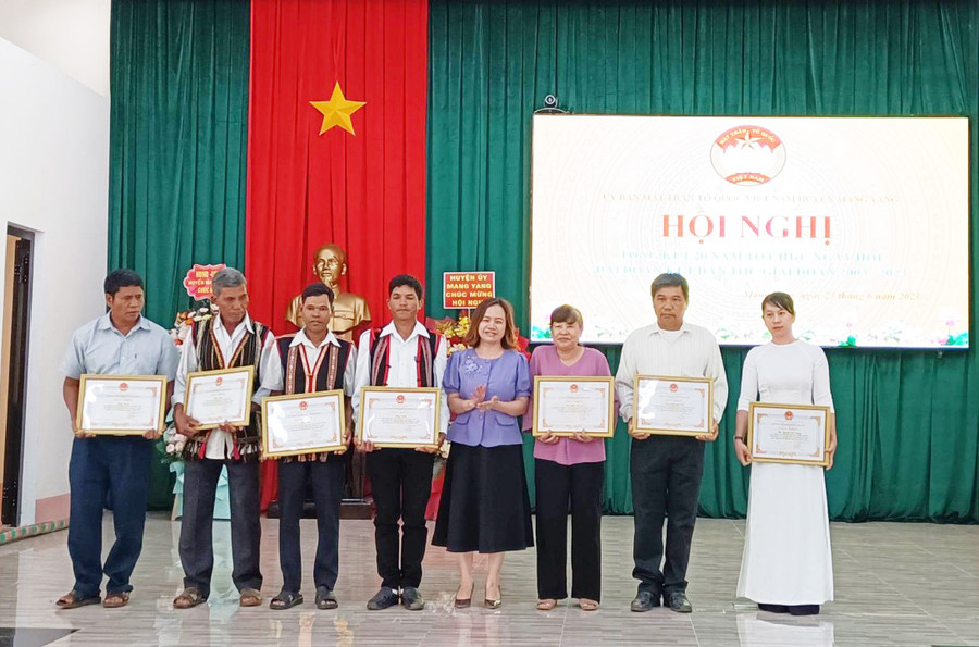 Lãnh đạo UBND huyện tặng giấy khen cho các tập thể đạt thành tích xuất sắc trong 20 năm tổ chức Ngày hội “Đại đoàn kết toàn dân tộc” giai đoạn 2003-2023. Ảnh: Kim Ngọc Lãnh đạo UBND huyện tặng giấy khen cho các tập thể đạt thành tích xuất sắc trong 20 năm tổ chức Ngày hội “Đại đoàn kết toàn dân tộc” giai đoạn 2003-2023. Ảnh: Kim Ngọc