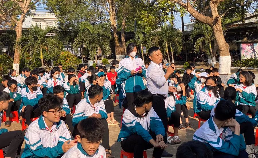 Qua buổi tuyên truyền giúp các em học sinh trong việc chấp hành tốt các quy định của pháp luật. Ảnh: K.P