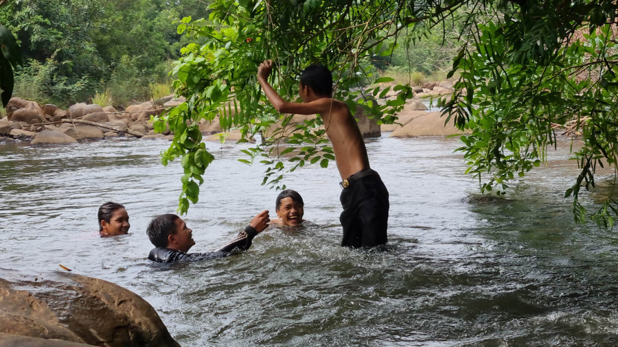 Du khách thỏa thích tận hưởng không khí mát mẻ, trong lành bên con suối Jrăng Blo. Ảnh: K.P Du khách thỏa thích tận hưởng không khí mát mẻ, trong lành bên con suối Jrăng Blo. Ảnh: K.P