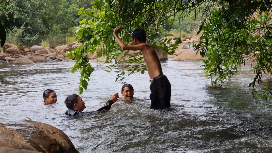 Du khách thỏa thích tận hưởng không khí mát mẻ, trong lành bên con suối Jrăng Blo. Ảnh: K.P