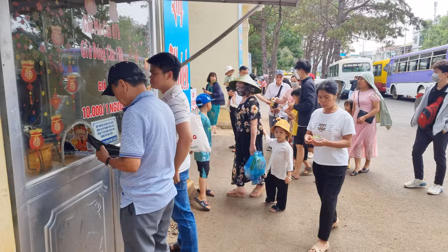 Đông đảo du khách mua vé vào tham quan thắng cảnh Biển Hồ.