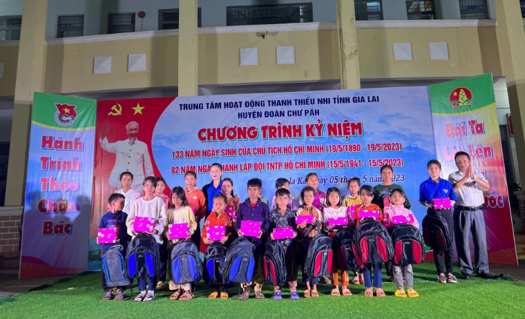 Ban tổ chức chương trình tặng quà cho các em học sinh nghèo vượt khó học giỏi. Ảnh: Văn Đại Ban tổ chức chương trình tặng quà cho các em học sinh nghèo vượt khó học giỏi. Ảnh: Văn Đại