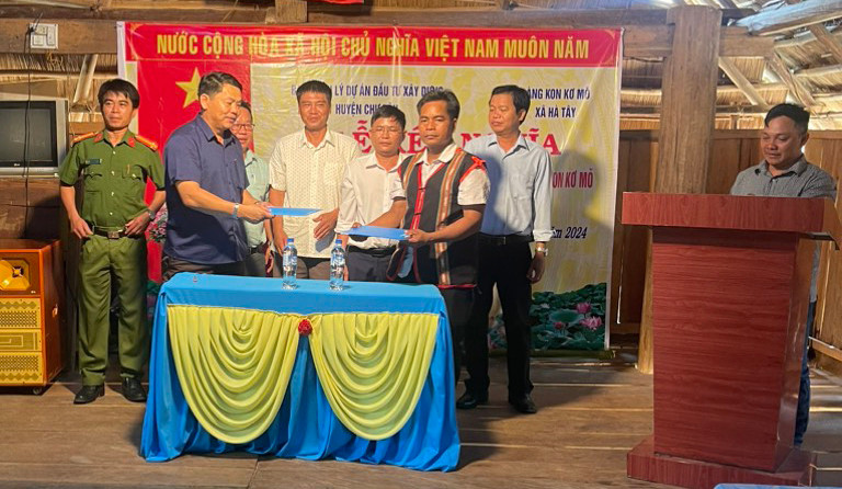 Đại diện Ban Quản lý các dự án đầu tư xây dựng huyện Chư Păh và làng Kon Kơ Mŏ ký bản giao ước kết nghĩa. Ảnh: V.Đ Đại diện Ban Quản lý các dự án đầu tư xây dựng huyện Chư Păh và làng Kon Kơ Mŏ ký bản giao ước kết nghĩa. Ảnh: V.Đ