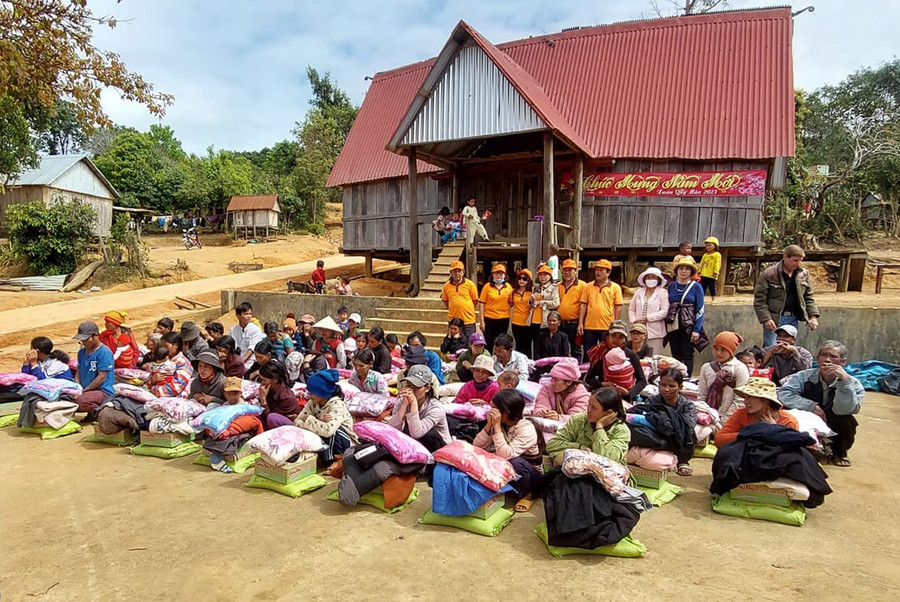 Đoàn trao quà cho các hộ dân có hoàn cảnh khó khăn tại làng Đê Kôn, xã Hà Ra. Ảnh: Hà Phương