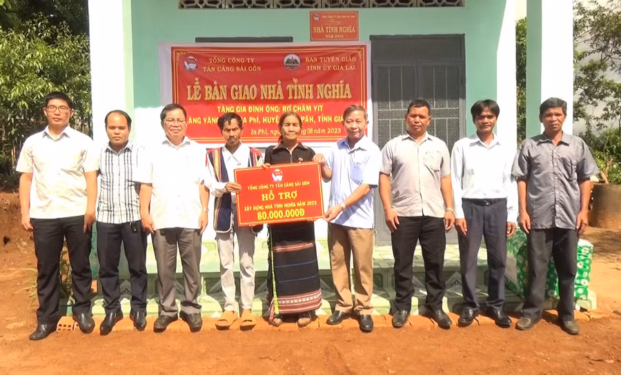 Trưởng ban Tuyên giáo Tỉnh ủy Huỳnh Thế Mạnh (thứ 4 từ phải sang) trao “Nhà tình nghĩa” cho gia đình ông Rơ Châm Yit tại làng Yăng 3, xã Ia Phí. Ảnh: Văn Đại