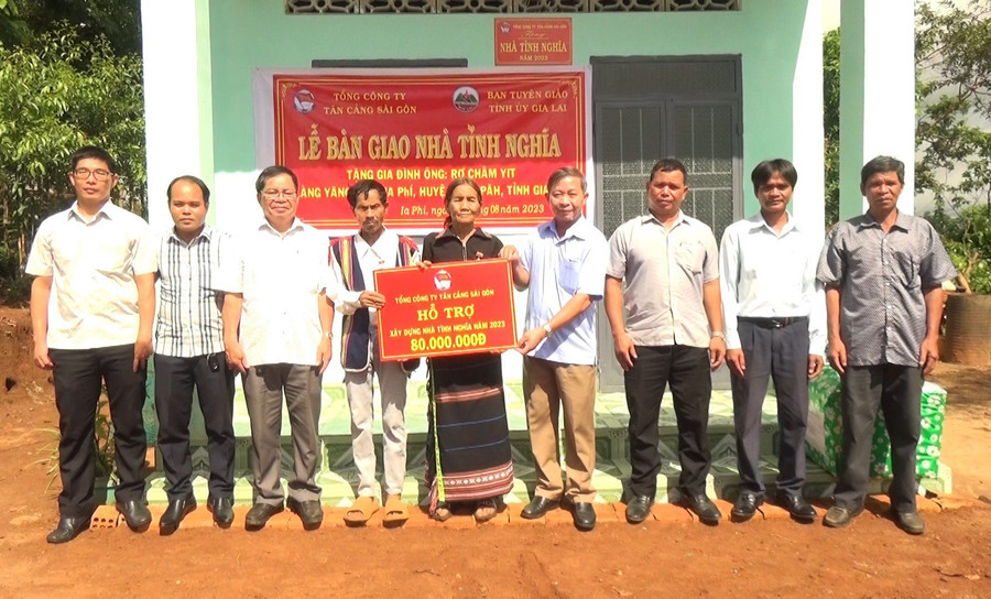 Trưởng ban Tuyên giáo Tỉnh ủy Huỳnh Thế Mạnh (thứ 4 từ phải sang) trao “Nhà tình nghĩa” cho gia đình ông Rơ Châm Yit tại làng Yăng 3, xã Ia Phí. Ảnh: Văn Đại Trưởng ban Tuyên giáo Tỉnh ủy Huỳnh Thế Mạnh (thứ 4 từ phải sang) trao “Nhà tình nghĩa” cho gia đình ông Rơ Châm Yit tại làng Yăng 3, xã Ia Phí. Ảnh: Văn Đại