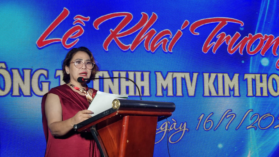 Bà Trịnh Thị Kim Thoa-Giám đốc Công ty TNHH một thành viên Kim Thoa Phát phát biểu tại buổi lễ. Bà Trịnh Thị Kim Thoa-Giám đốc Công ty TNHH một thành viên Kim Thoa Phát phát biểu tại buổi lễ.