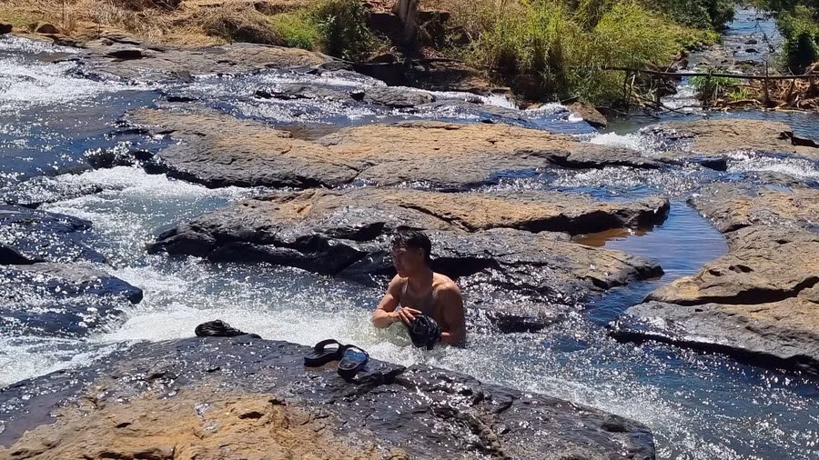 Đến đây du khách được thỏa thích ngâm mình bên dòng nước mát.