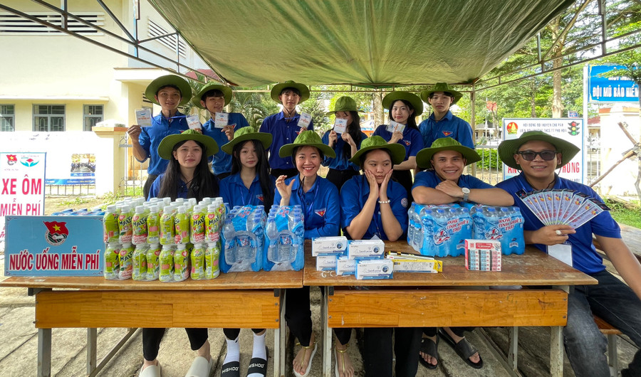 Các tình nguyện viên thực hiện các phần việc như: đón thí sinh, cấp phát nước uống, sữa, đồ dùng học tập miễn phí tại điểm thi. Ảnh: V.Đ Các tình nguyện viên thực hiện các phần việc như: đón thí sinh, cấp phát nước uống, sữa, đồ dùng học tập miễn phí tại điểm thi. Ảnh: V.Đ