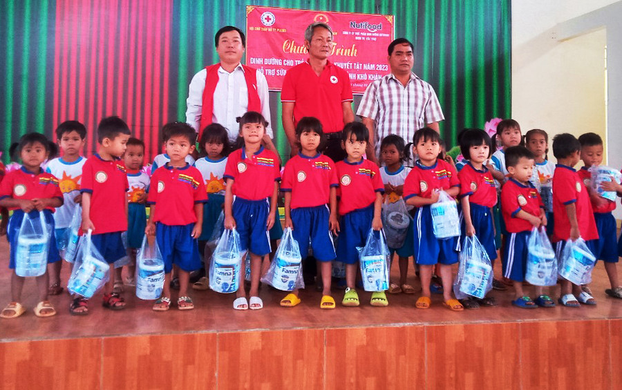 Hội Chữ thập đỏ TP. Pleiku tặng sữa dinh dưỡng cho các cháu học sinh Trường Mầm non Tuổi Hoa (xã Ia Kênh). Ảnh: Hà Phương Hội Chữ thập đỏ TP. Pleiku tặng sữa dinh dưỡng cho các cháu học sinh Trường Mầm non Tuổi Hoa (xã Ia Kênh). Ảnh: Hà Phương