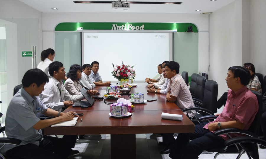 Phó Chủ tịch UBND tỉnh Nguyễn Hữu Quế cùng lãnh đạo các sở, ngành chức năng của tỉnh thăm, nắm bắt tình hình sản xuất kinh doanh tại Công ty cổ phần thực phẩm dinh dưỡng NutiFood Cao Nguyên. Ảnh: Hà Phương