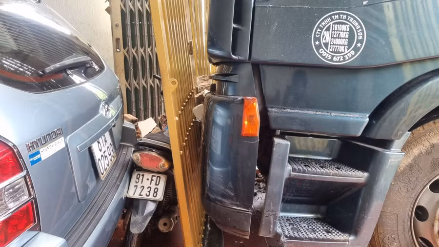 Chiếc xe đầu kéo bất ngờ tông thẳng vào nhà dân. Ảnh: Vương Nhi Chiếc xe đầu kéo bất ngờ tông thẳng vào nhà dân. Ảnh: Vương Nhi