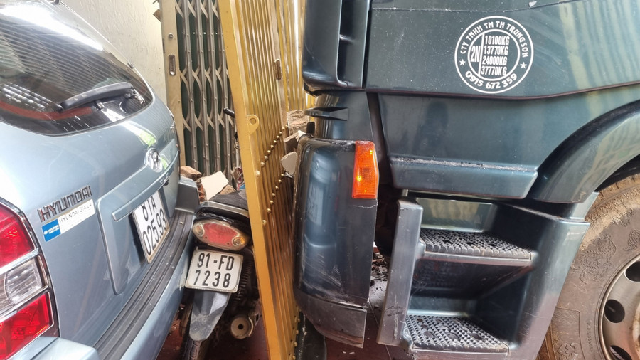 Chiếc xe đầu kéo bất ngờ tông thẳng vào nhà dân. Ảnh: Vương Nhi