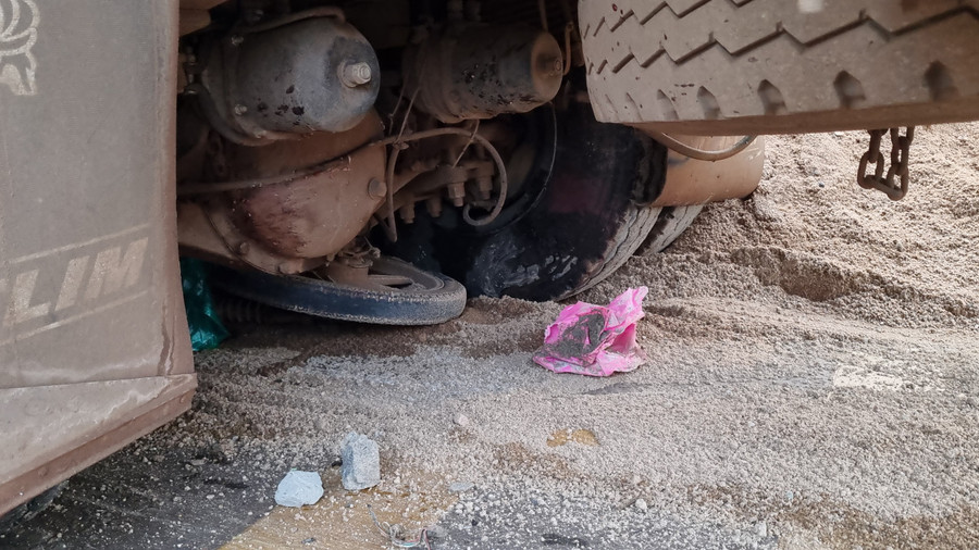 Xe máy nằm dưới gầm xe ô tô tải. Ảnh: Sang Phương