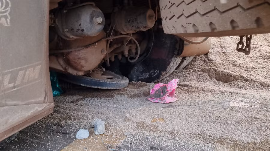 Xe máy nằm dưới gầm xe ô tô tải. Ảnh: Sang Phương Xe máy nằm dưới gầm xe ô tô tải. Ảnh: Sang Phương