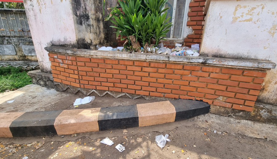 Nhiều người dân thiếu ý thức vứt rác bừa bãi ngay trước cổng ra vào bệnh viện.