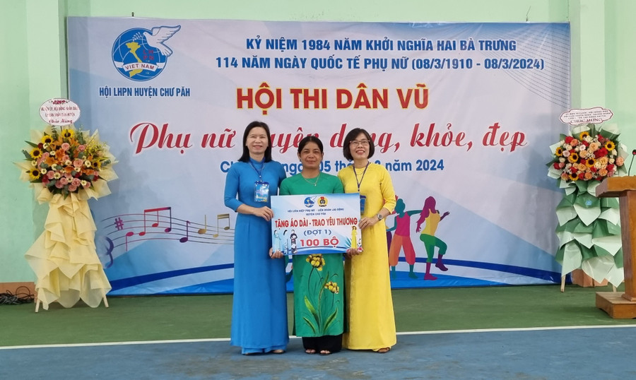 Bà Nguyễn Thị Bảy-Chủ tịch Hội LHPN huyện Chư Păh (bìa phải) trao 100 bộ áo dài truyền thống cho hội viên phụ nữ. Ảnh: H.P Bà Nguyễn Thị Bảy-Chủ tịch Hội LHPN huyện Chư Păh (bìa phải) trao 100 bộ áo dài truyền thống cho hội viên phụ nữ. Ảnh: H.P