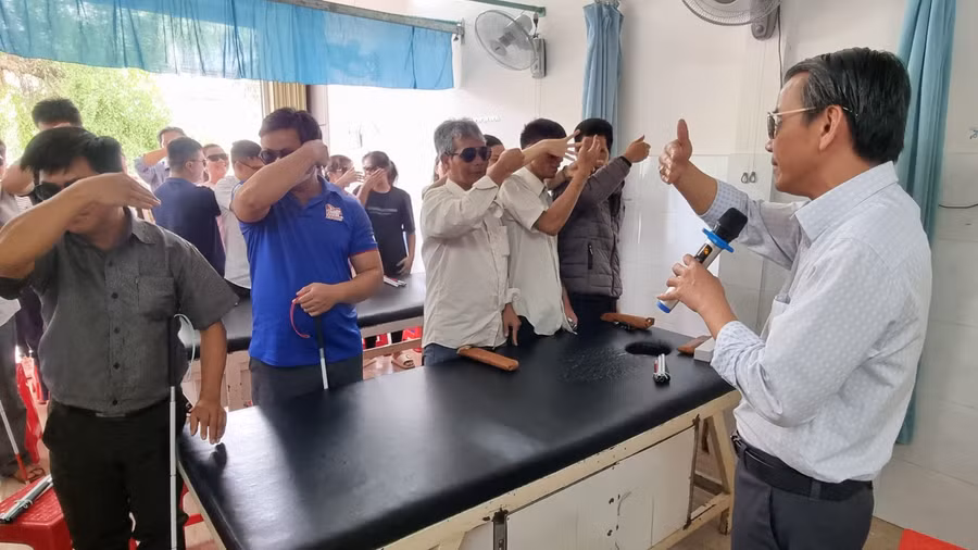 Ông Hoàng Văn Em-Phó Chủ tịch Hội người mù tỉnh Gia Lai hướng dẫn kỹ thuật 3 thế tay an toàn khi cầm gậy cho các hội viên. Ảnh: Hà Phương