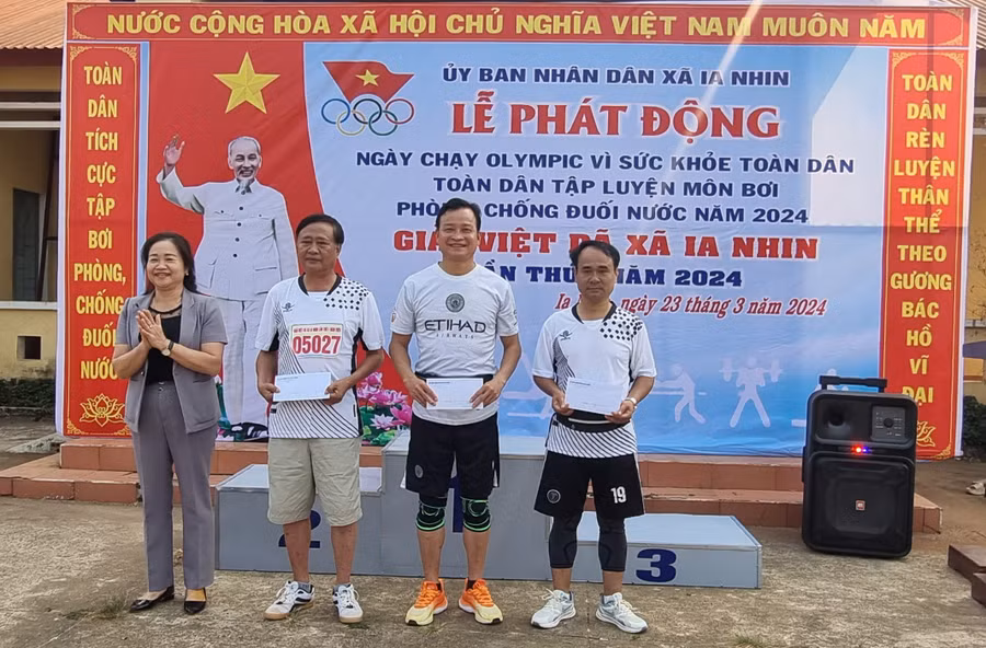 Ban tổ chức trao giải cho các VĐV lớn tuổi nhất tham gia tại giải. Ảnh: H.P