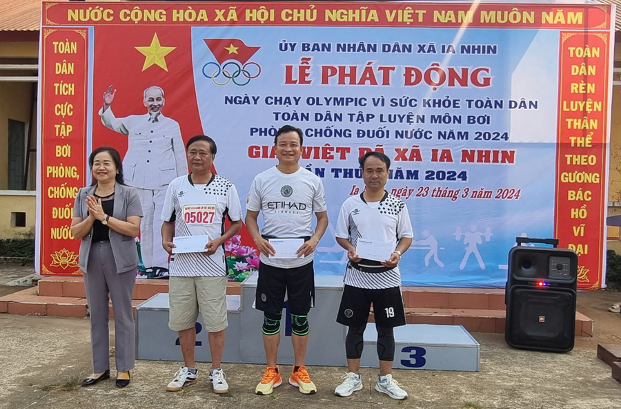 Ban tổ chức trao giải cho các VĐV lớn tuổi nhất tham gia tại giải. Ảnh: H.P Ban tổ chức trao giải cho các VĐV lớn tuổi nhất tham gia tại giải. Ảnh: H.P