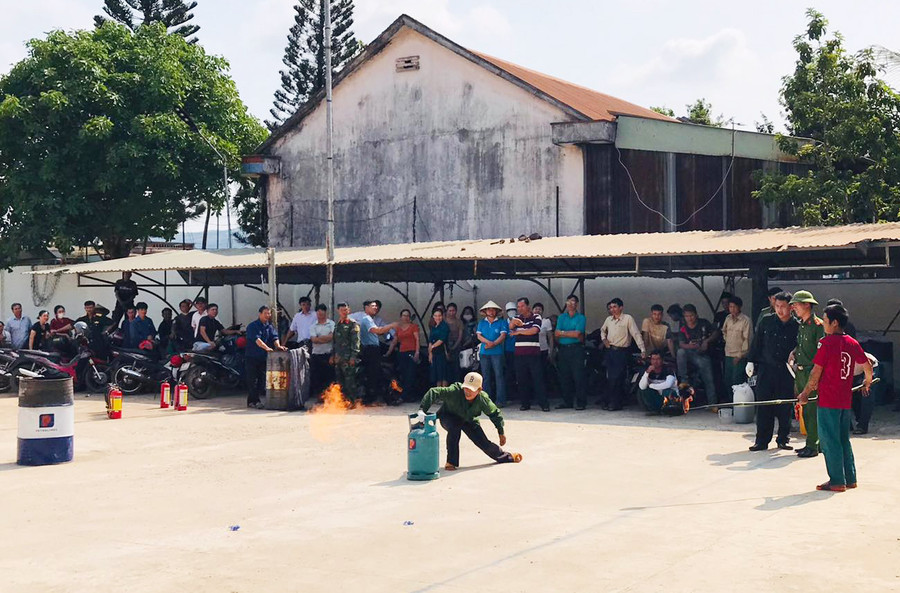 Cán bộ, hội viên nông dân thực hành sử dụng phương tiện chữa cháy tại chỗ. Ảnh: N.T Cán bộ, hội viên nông dân thực hành sử dụng phương tiện chữa cháy tại chỗ. Ảnh: N.T