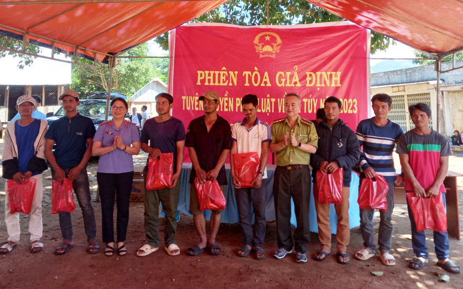 Đoàn trao quà cho các hộ nghèo và gia đình chính sách tại xã Kon Chiêng. Ảnh: H.P