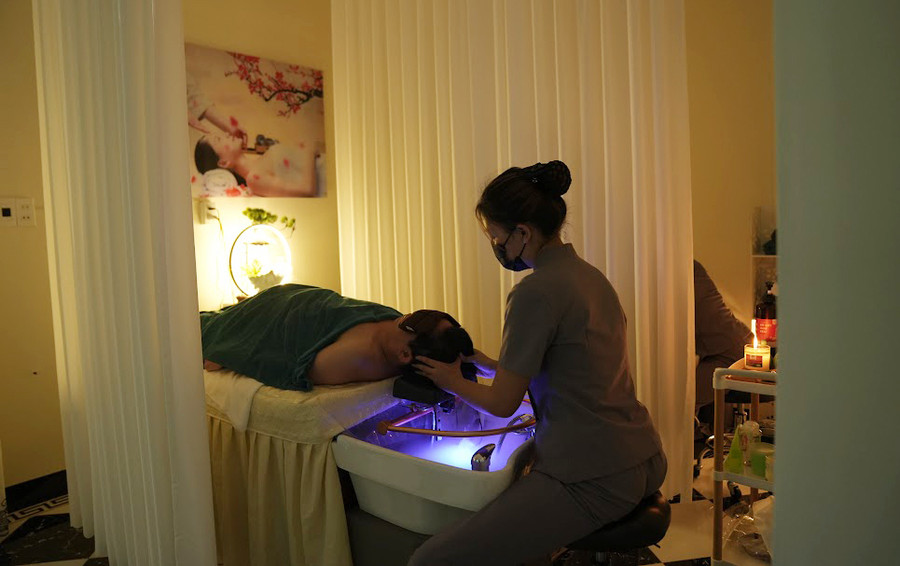 Kỹ thuật viên chăm sóc sắc đẹp cho khách hàng tận tình, chu đáo. Kỹ thuật viên chăm sóc sắc đẹp cho khách hàng tận tình, chu đáo.