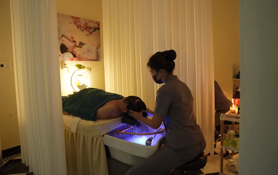 Kỹ thuật viên chăm sóc sắc đẹp cho khách hàng tận tình, chu đáo.