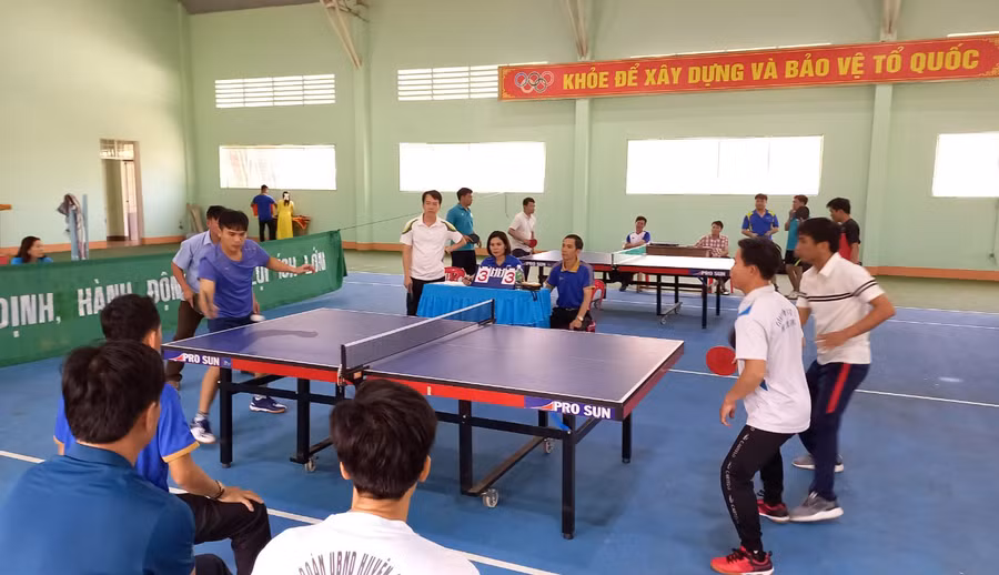 Các vận động viên tranh tài ở nội dung môn bóng bàn. Ảnh: Văn Đại