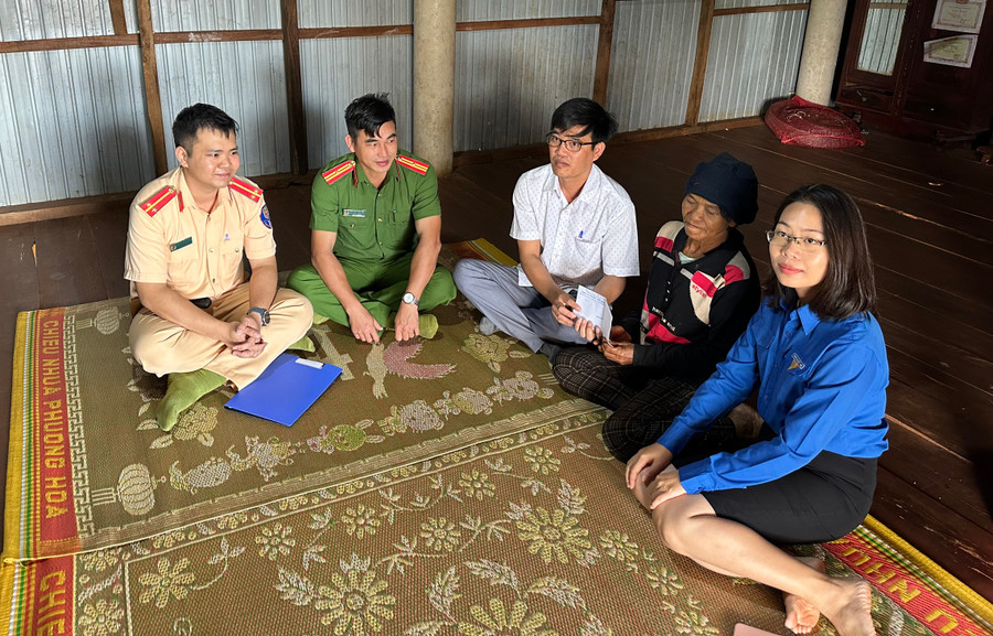 Đoàn thăm tặng quà, động viên gia đình có nạn nhân tử vong do tai nạn giao thông năm 2023 trên địa bàn huyện. Ảnh: V.Đ Đoàn thăm tặng quà, động viên gia đình có nạn nhân tử vong do tai nạn giao thông năm 2023 trên địa bàn huyện. Ảnh: V.Đ