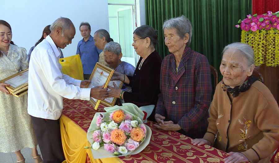 Ban đại diện Hội Người cao tuổi huyện Chư Păh mừng thọ các cụ từ 70 đến 90 tuổi. Ảnh: K.P