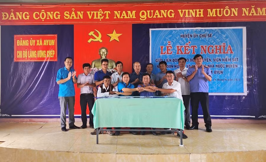 Đại diện 3 cơ quan huyện Chư Sê ký bản giao ước kết nghĩa với làng Vơng Chép. Ảnh: K.P