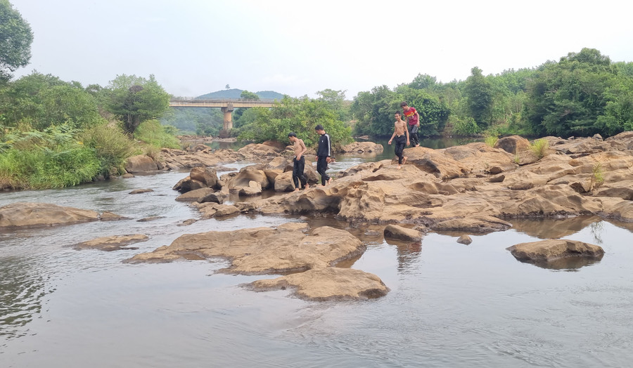 Du khách tận hưởng phút giây thư thái trên những tảng đá bằng phẳng. Ảnh:K.P Du khách tận hưởng phút giây thư thái trên những tảng đá bằng phẳng. Ảnh:K.P