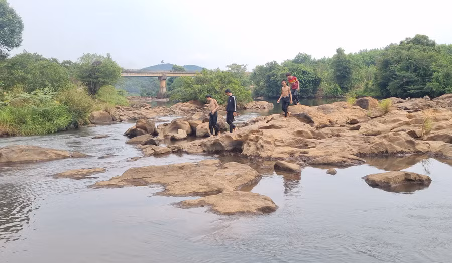 Du khách tận hưởng phút giây thư thái trên những tảng đá bằng phẳng. Ảnh:K.P