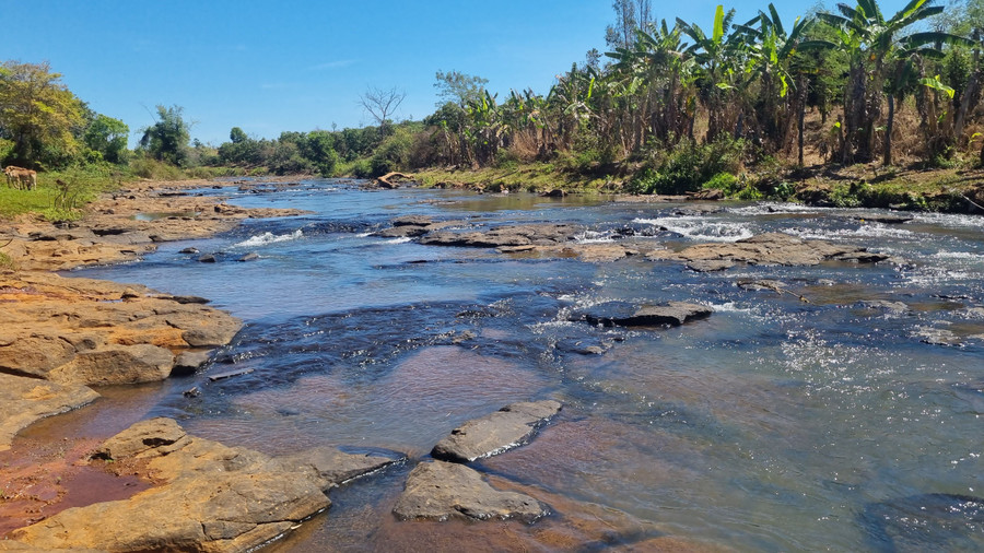 Những tảng đá bằng phẳng trải dài trên dòng suối phía thượng nguồn con thác.