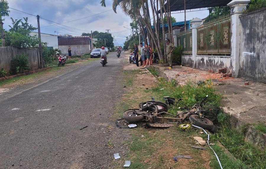 Chiếc xe đạp điện chở theo 2 học sinh bị hư hỏng nặng. Ảnh: T.V Chiếc xe đạp điện chở theo 2 học sinh bị hư hỏng nặng. Ảnh: T.V