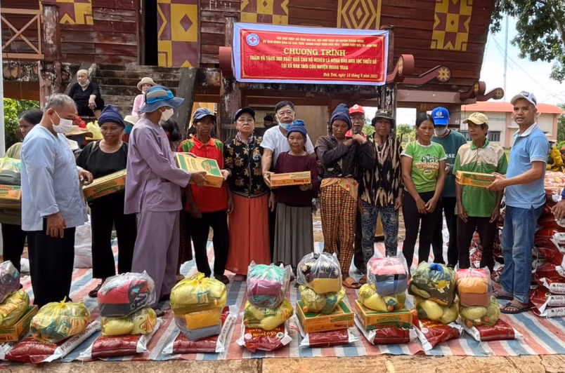 Đoàn trao quà cho các hộ nghèo, cận nghèo, người khuyết tật tại xã Đak Trôi, huyện Mang Yang. Ảnh: Ngọc Kim