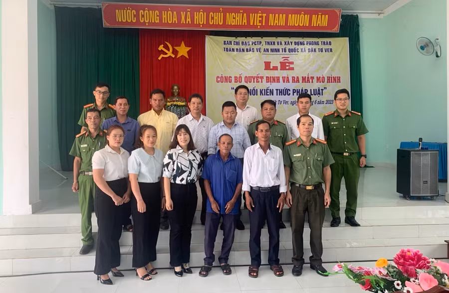 Quang cảnh lễ ra mắt mô hình “Kết nối kiến thức pháp luật” tại xã Đak Tơ Ve. Ảnh: Tuấn Duy