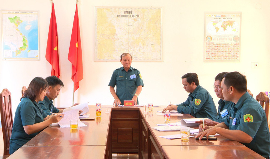 Thí sinh thi điều hành hội nghị chi bộ ra nghị quyết lãnh đạo thực hiện nhiệm vụ. Ảnh: Văn Đại Thí sinh thi điều hành hội nghị chi bộ ra nghị quyết lãnh đạo thực hiện nhiệm vụ. Ảnh: Văn Đại