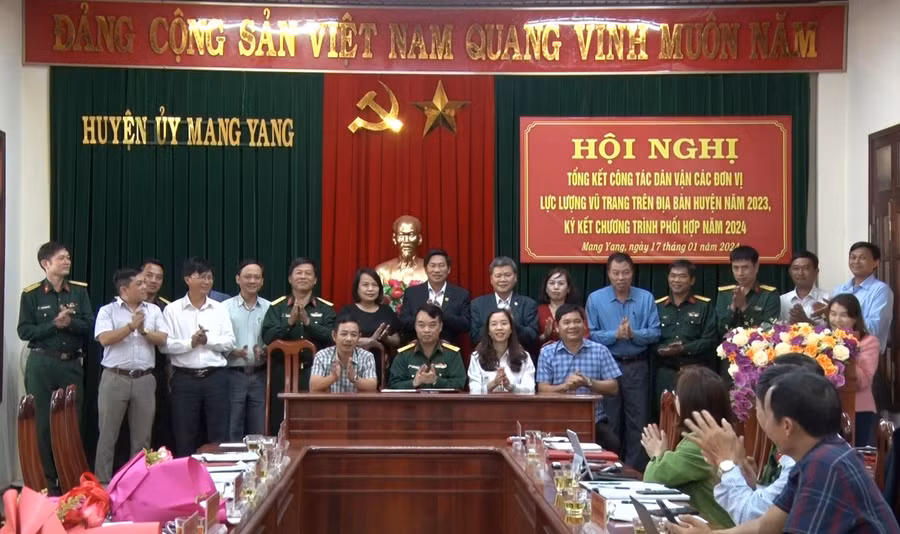 Các đơn vị ký kết chương trình phối hợp thực hiện công tác dân vận năm 2024. Ảnh: H.P