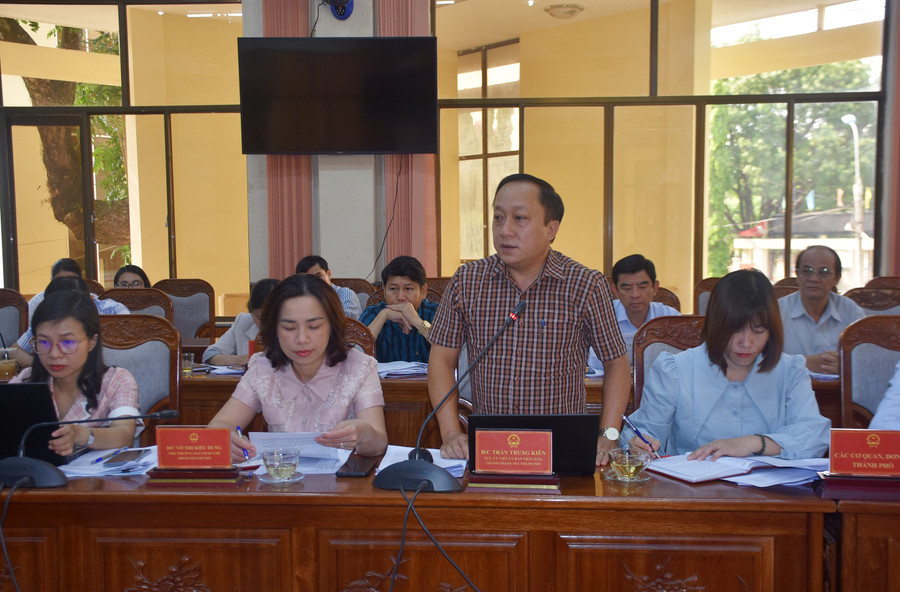 Ông Trần Trung Kiên-Chánh Thanh tra TP. Pleiku tham gia ý kiến tại buổi giám sát. Ảnh: Hà Phương