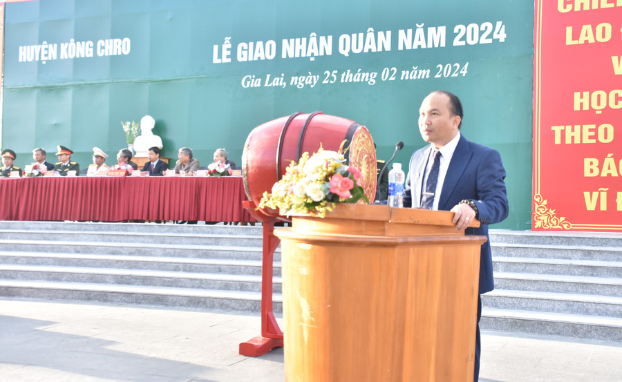 Ông Võ Nguyên Nam-Phó Bí thư Huyện ủy, Chủ tịch UBND huyện phát biểu khai mạc ngày hội. Ảnh: H.P