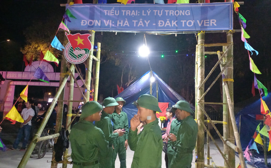 Những bạn trẻ trúng tuyển nghĩa vụ quân sự đã không giấu được niềm tự hào vì được khoác trên mình bộ quân phục màu xanh áo lính.