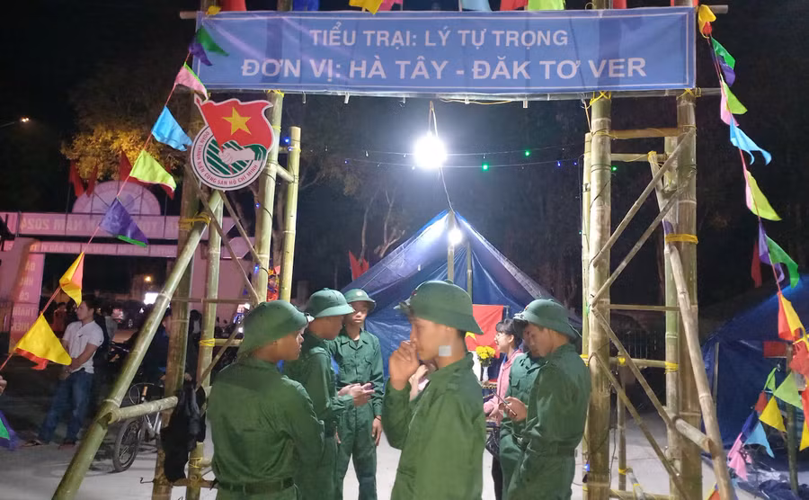 Những bạn trẻ trúng tuyển nghĩa vụ quân sự đã không giấu được niềm tự hào vì được khoác trên mình bộ quân phục màu xanh áo lính.