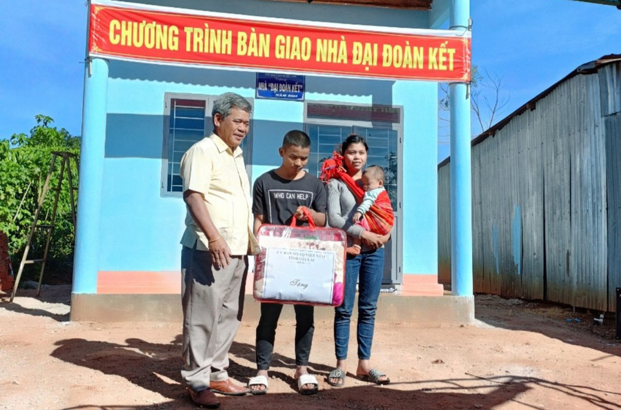 Ông Hồ Văn Điềm-Ủy viên Ban Thường vụ Tỉnh ủy, Chủ tịch Ủy ban MTTQ Việt Nam tỉnh Gia Lai trao một số vật dụng thiết yếu cho gia đình anh Liu. Ảnh: K.P