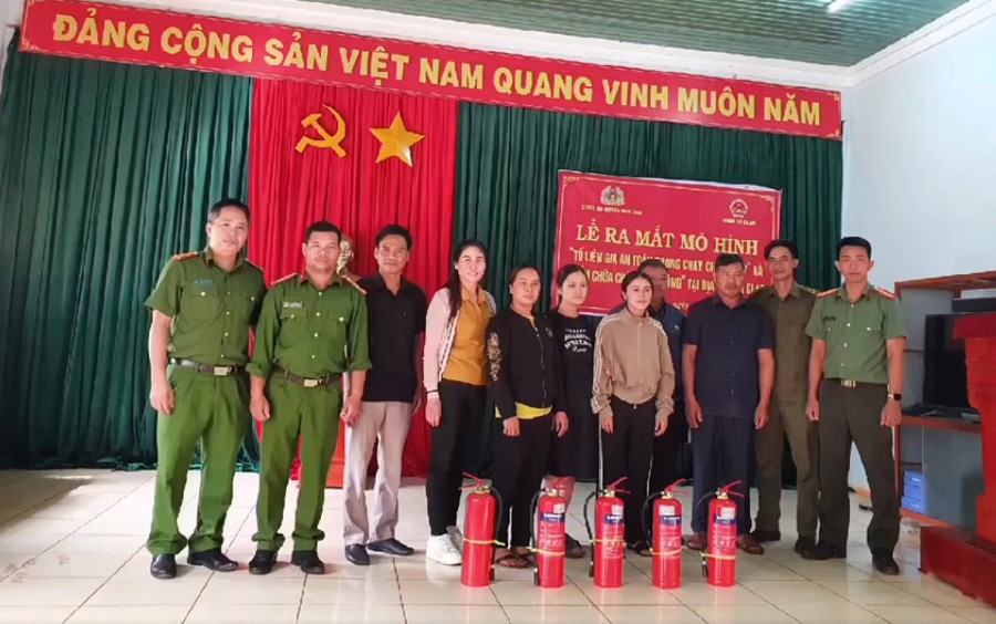 Các thành viên “Tổ liên gia an toàn về phòng cháy, chữa cháy và điểm chữa cháy công cộng” thôn Dôr 1 tại lễ ra mắt. Ảnh: Lê Sơn